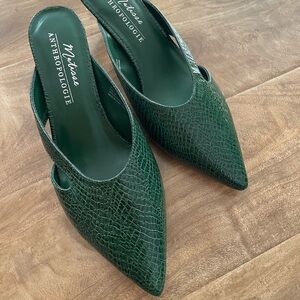Green snake-print kitten heels